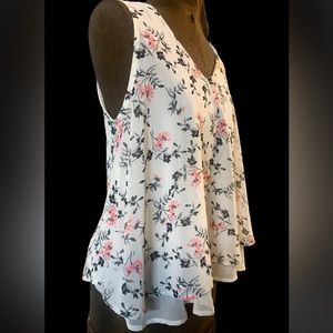 Sweet sleeveless top. Very flowy with under lining. Sweet peachy pink flowers.